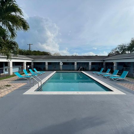 Hollywood Gardens Inn & Suites Exteriér fotografie
